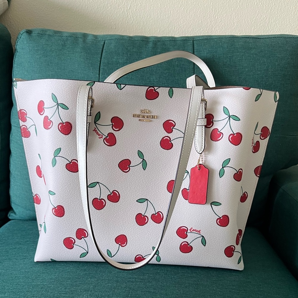 COACH  Molly Tote With Heart Cherry Print Bag Women'S CE627 Brand New